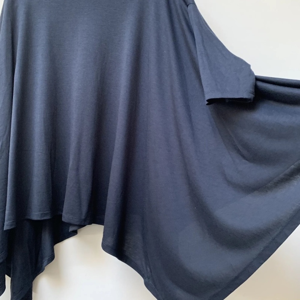 COS Black Jersey Top 
Medium
Boxy / Oversized
Asymmetrical hem - Picture 6 of 11